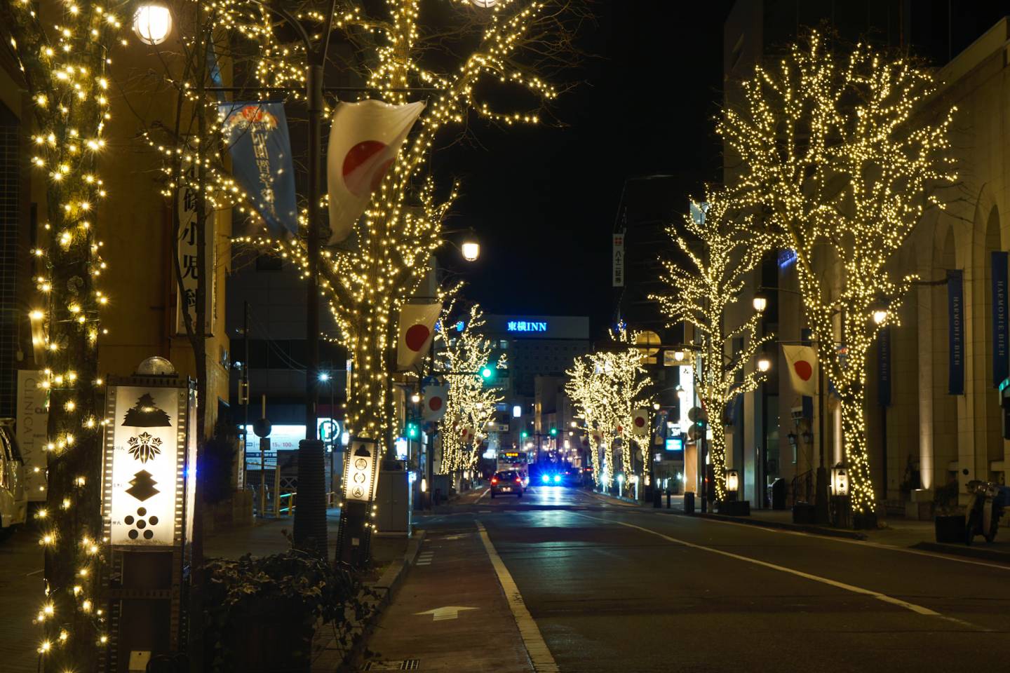 beleuchtete Staße in Matsumoto bei Nacht