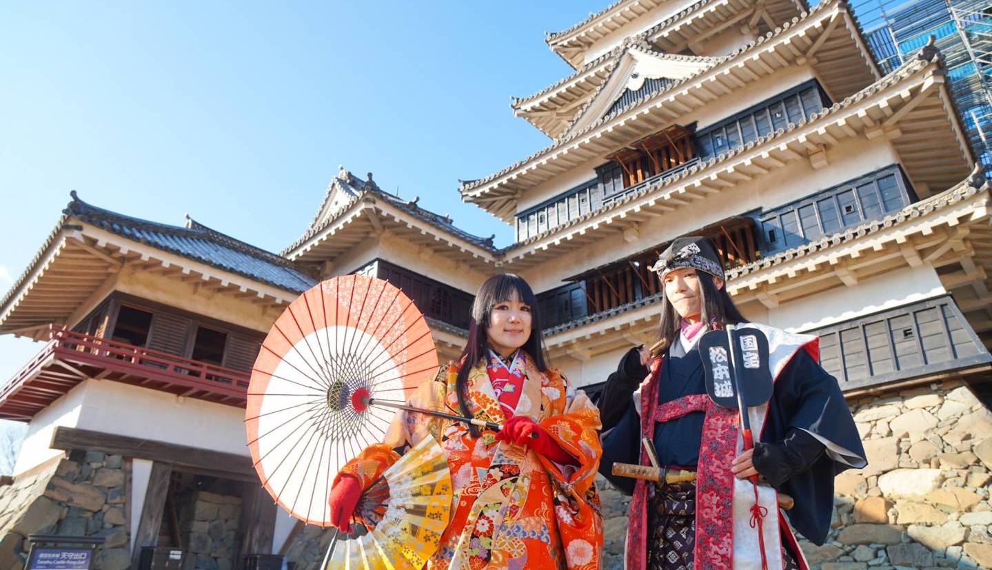 Burgherr der Burg Matsumoto und Frau im Kimono