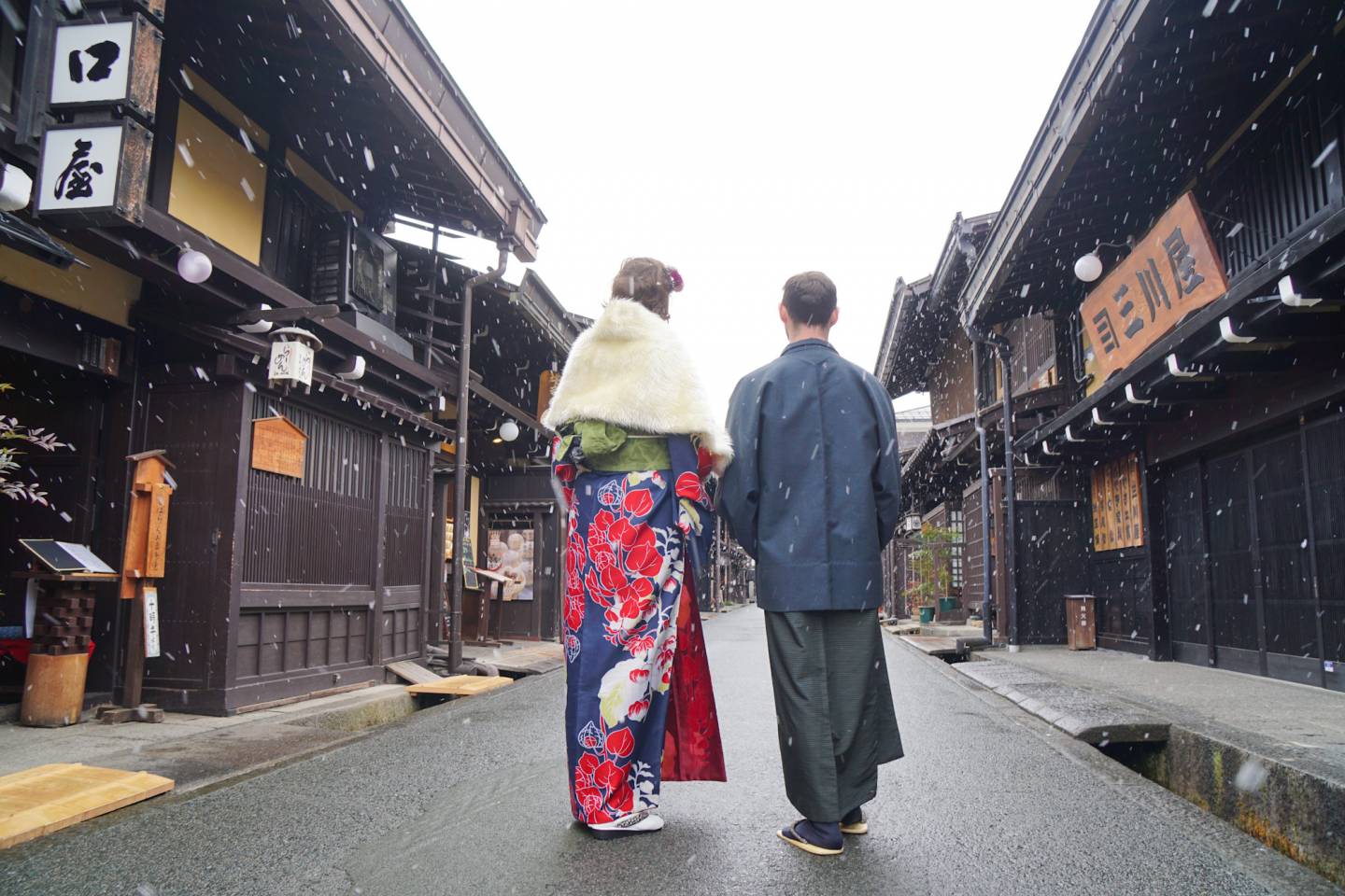 im Kimono durch Takayama