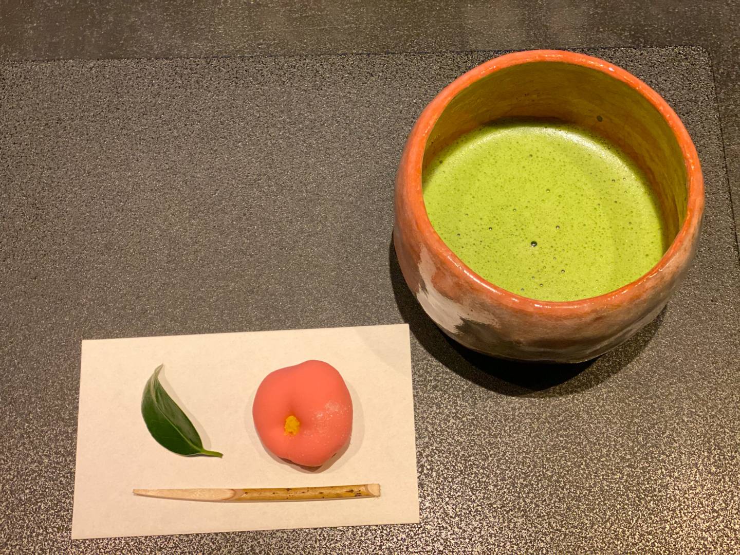 Grüner Tee mit traditionellen japanischen Süßspeisen