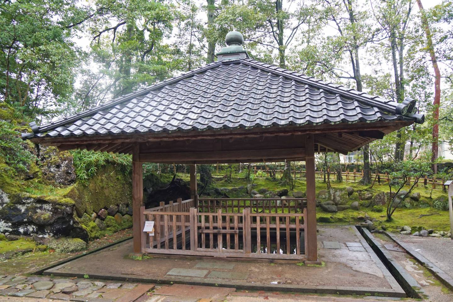 Brunnen am Kanazawa-Schrein