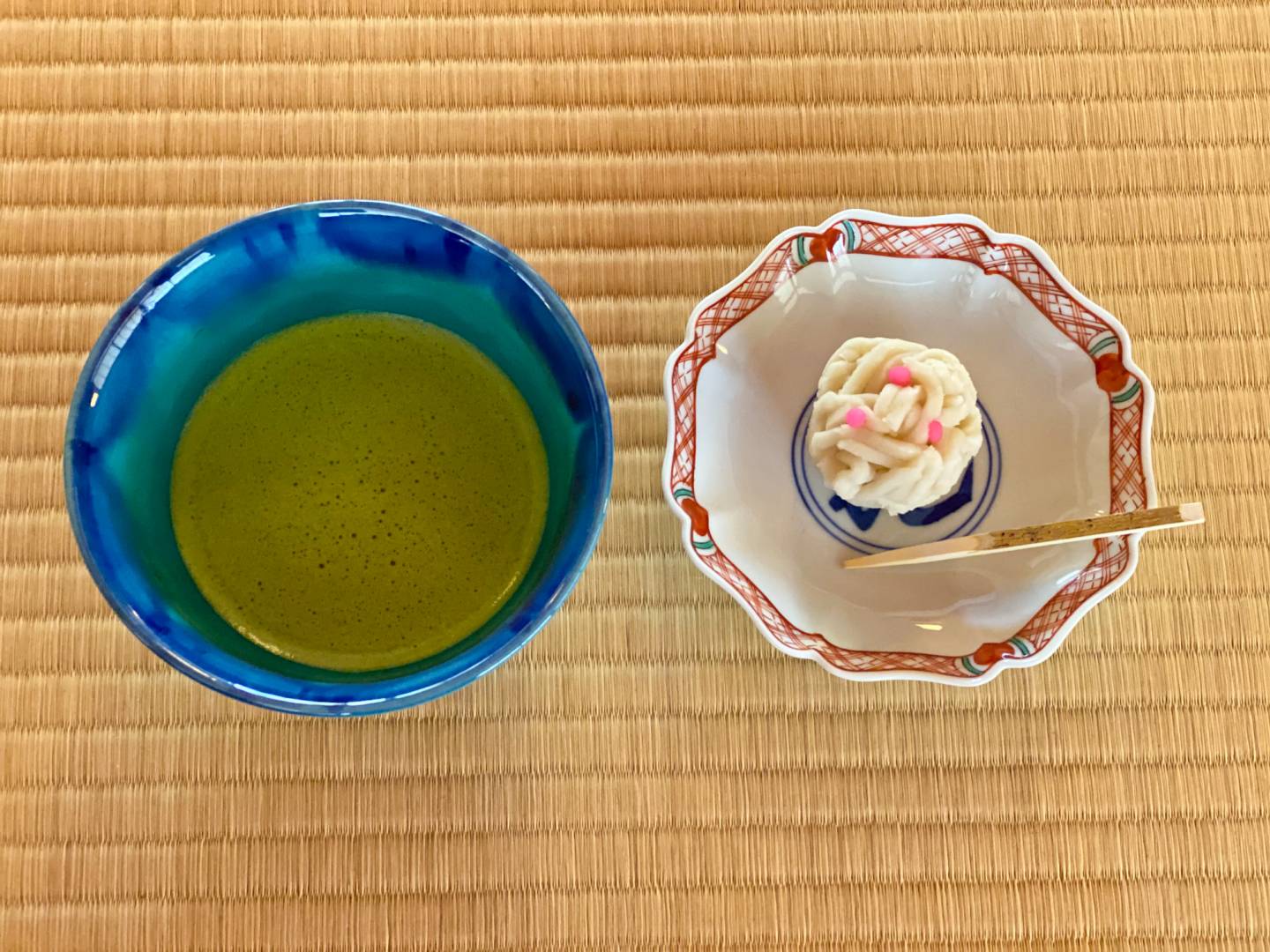 Matcha-Tee und japanische Süßspeise