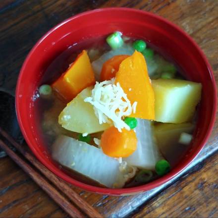 Miso-Suppe mit Ingwer und Gemüse