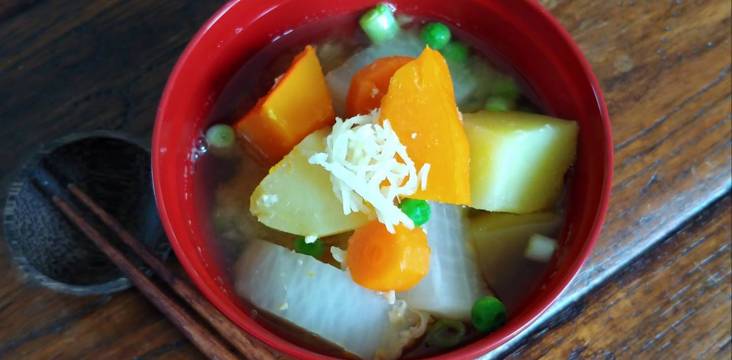 Miso-Suppe mit Ingwer und Gemüse
