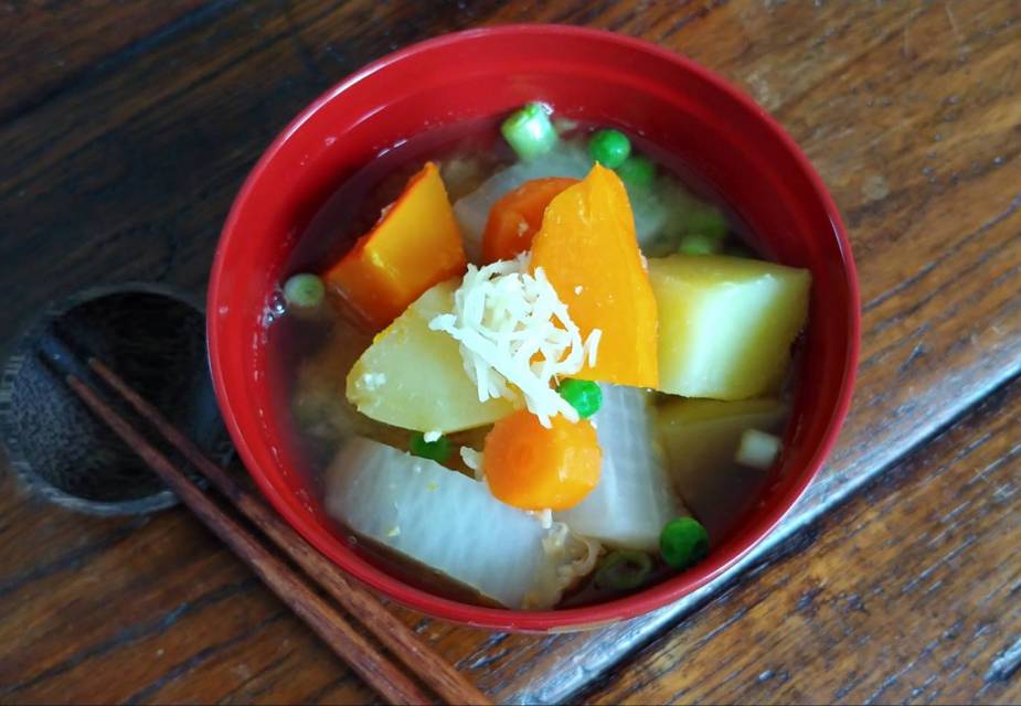 Miso-Suppe mit Ingwer und Gemüse