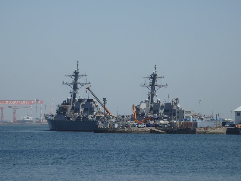 Kriegsschiff im Hafen von Yokosuka