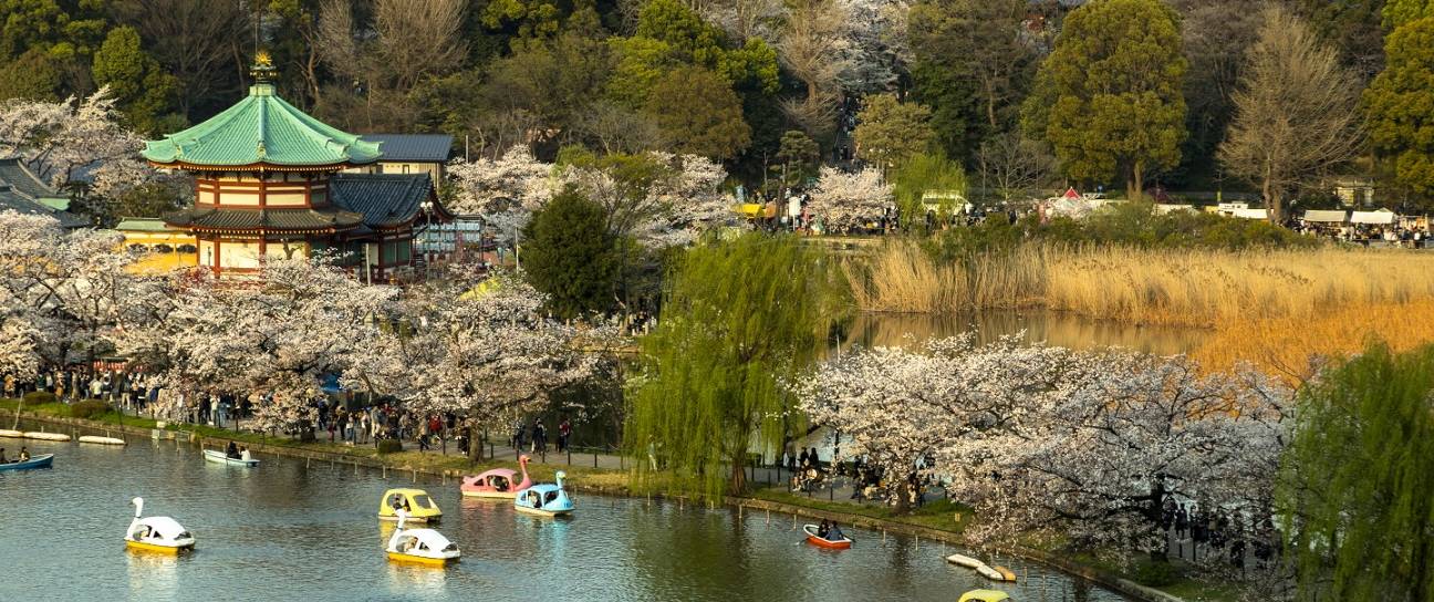 See mit Tretbooten am Benten-dō