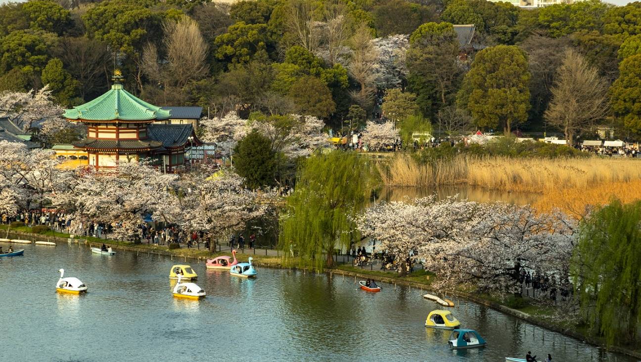 See mit Tretbooten am Benten-dō