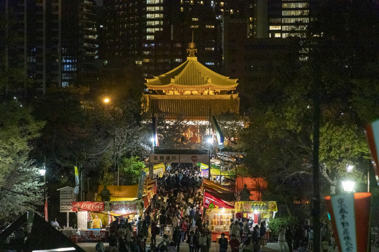 Der Benten-dō bei Nacht