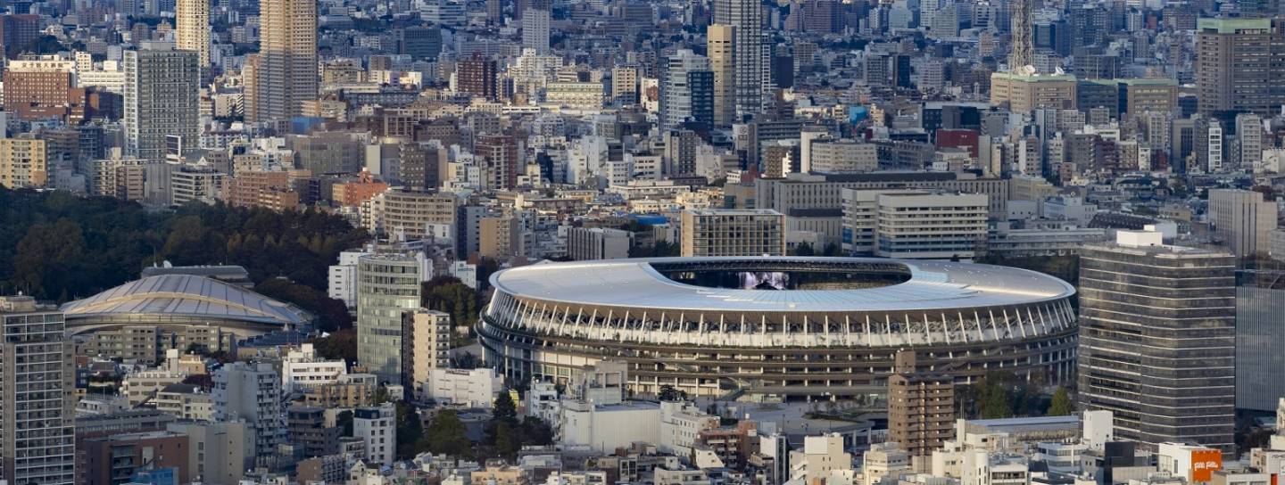 Nationalstadion in Tōkyō mit Skyline im Hintergrund