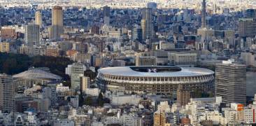 Nationalstadion in Tōkyō mit Skyline im Hintergrund