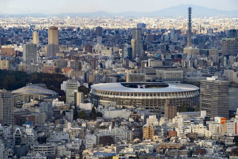 Nationalstadion in Tōkyō mit Skyline im Hintergrund