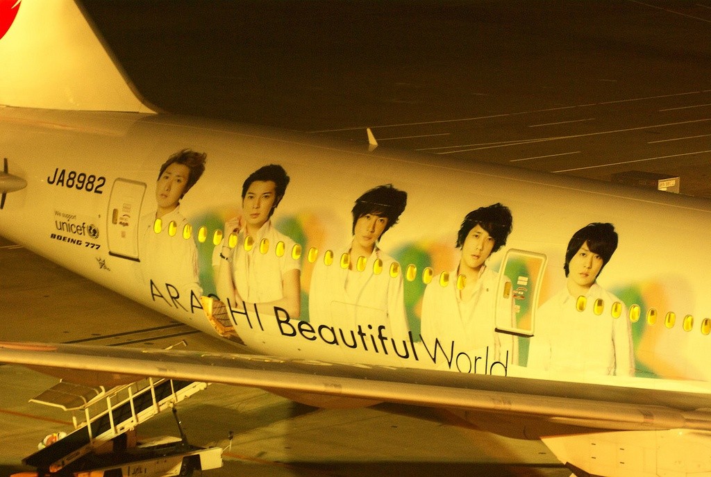 Boy Band "Arashi" auf einem Flugzeug