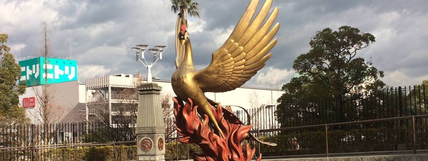Phoenix-Skulptur vor dem Osamu Tezuka Manga Museum