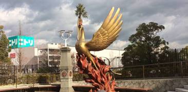 Phoenix-Skulptur vor dem Osamu Tezuka Manga Museum
