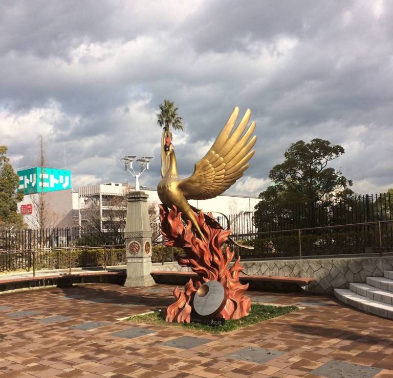 Phoenix-Skulptur vor dem Osamu Tezuka Manga Museum