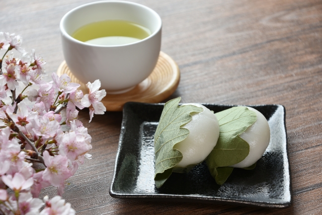 Kashiwa-Mochi mit grünem Tee