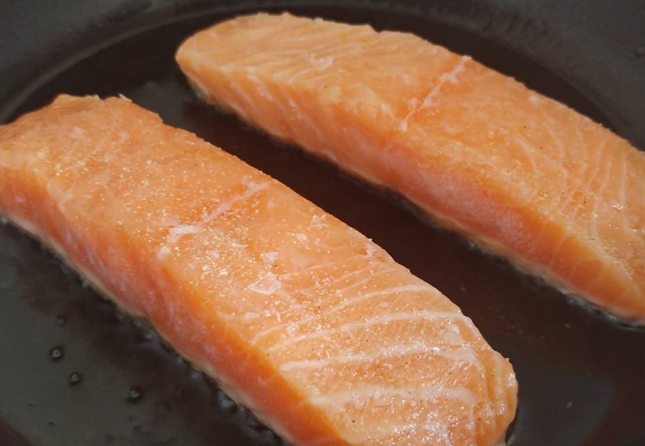 Lachs für Chan Chan Yaki anbraten