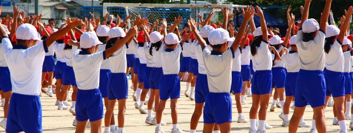 Schulkinder bei der Radiogymnastik