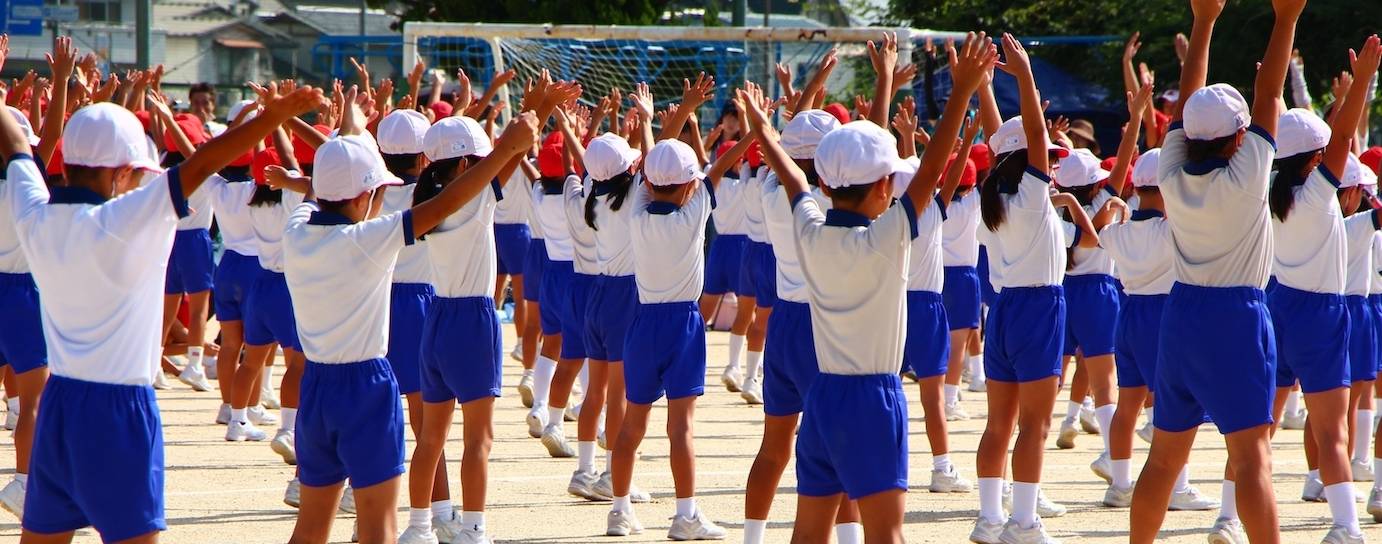 Schulkinder bei der Radiogymnastik