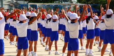 Schulkinder bei der Radiogymnastik