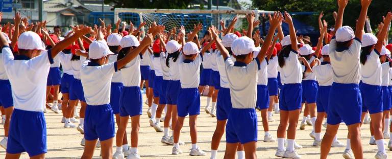 Schulkinder bei der Radiogymnastik