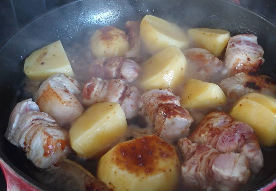 Schweinebauch mit Kartoffeln in Sauce köcheln