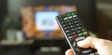 Fernseher mit Fernbedienung und Netflix