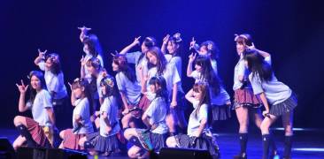 Japanische Mädchen-Idol-Gruppe auf der Bühne