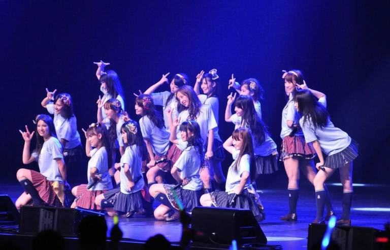 Japanische Mädchen-Idol-Gruppe auf der Bühne