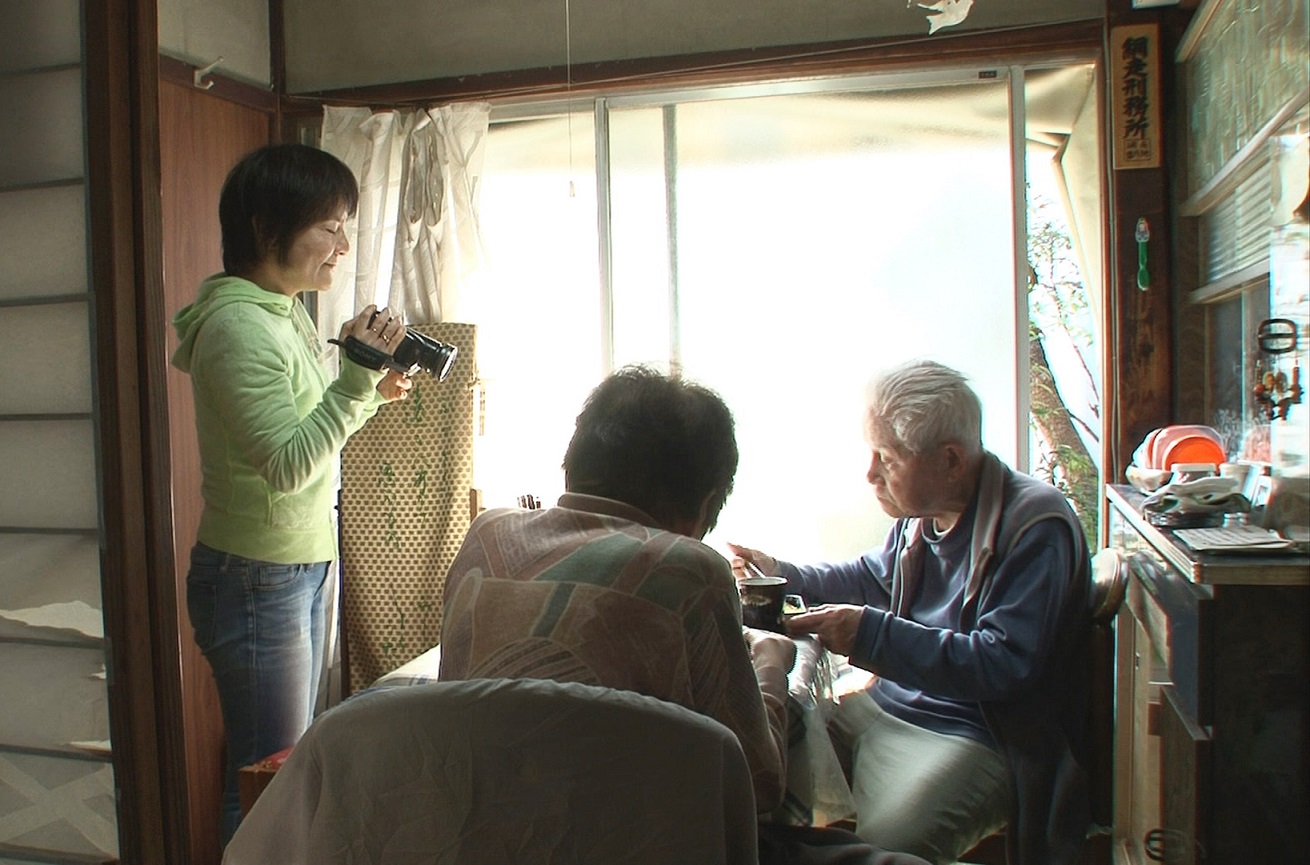 Nobutomo Naoko filmt ihre Eltern