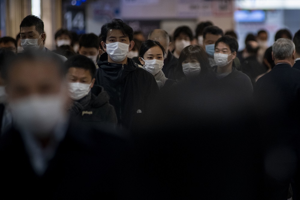 Masken tragende Menschen in Japan