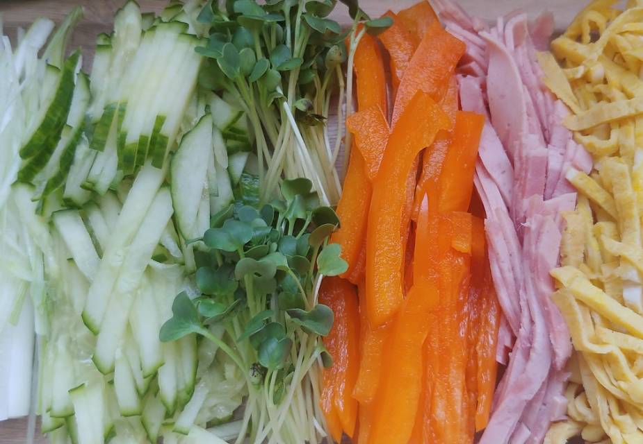 Gemüse-, Crêpe- und schinkenstreifen für Eiercrêpe für Hiyashi Chūka