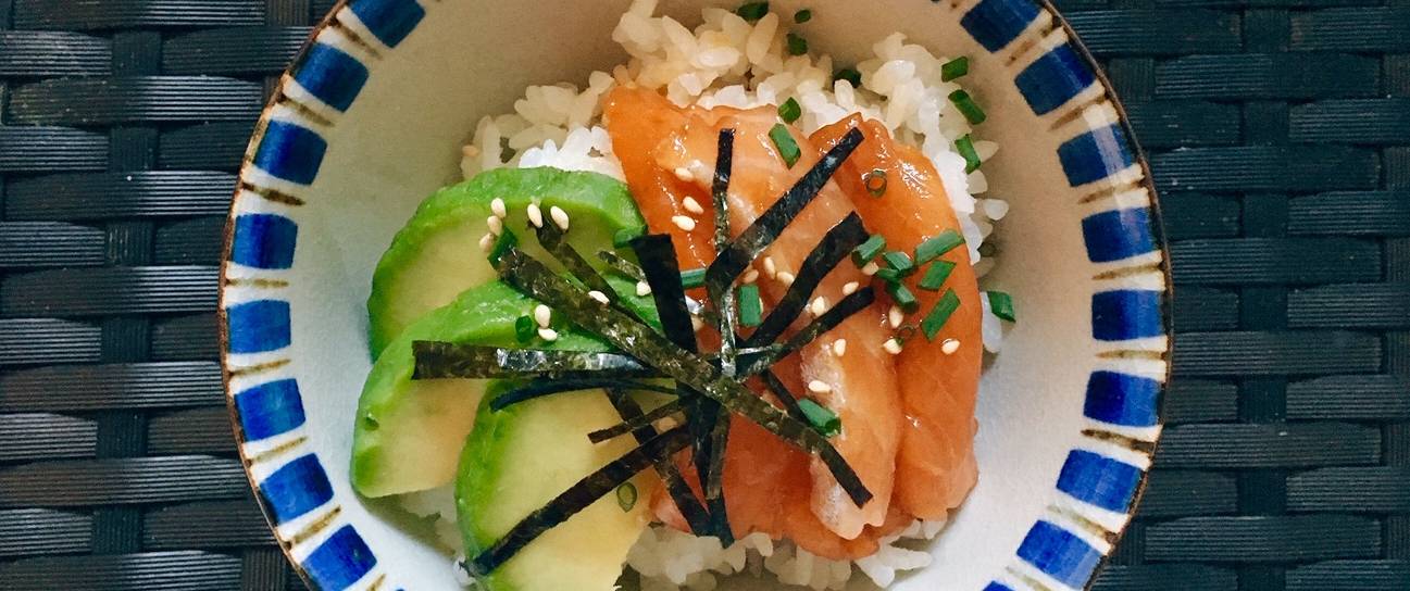 Donburi mit mariniertem Lachs und Avocado