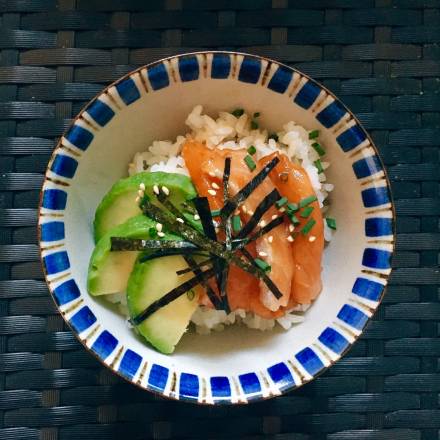 Donburi mit mariniertem Lachs und Avocado