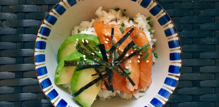 Donburi mit mariniertem Lachs und Avocado