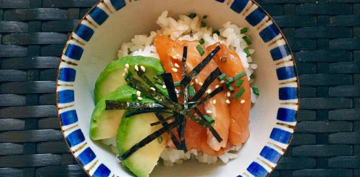 Donburi mit mariniertem Lachs und Avocado