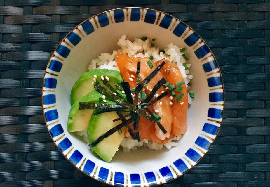 Donburi mit mariniertem Lachs und Avocado