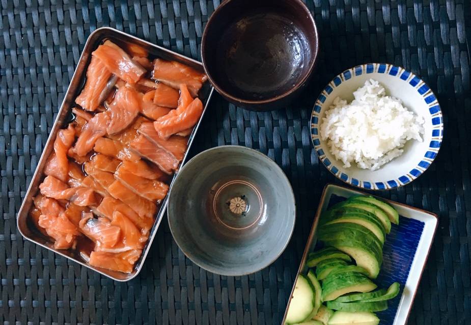 fertig vorbereitete Zutaten für Lachs Donburi