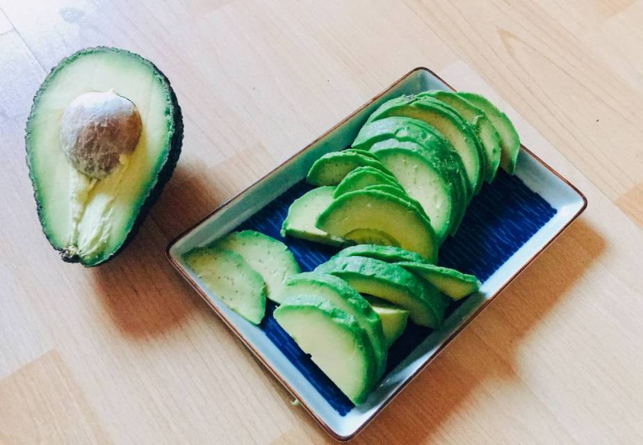 Avocadoscheiben schneiden für Lachs Donburi