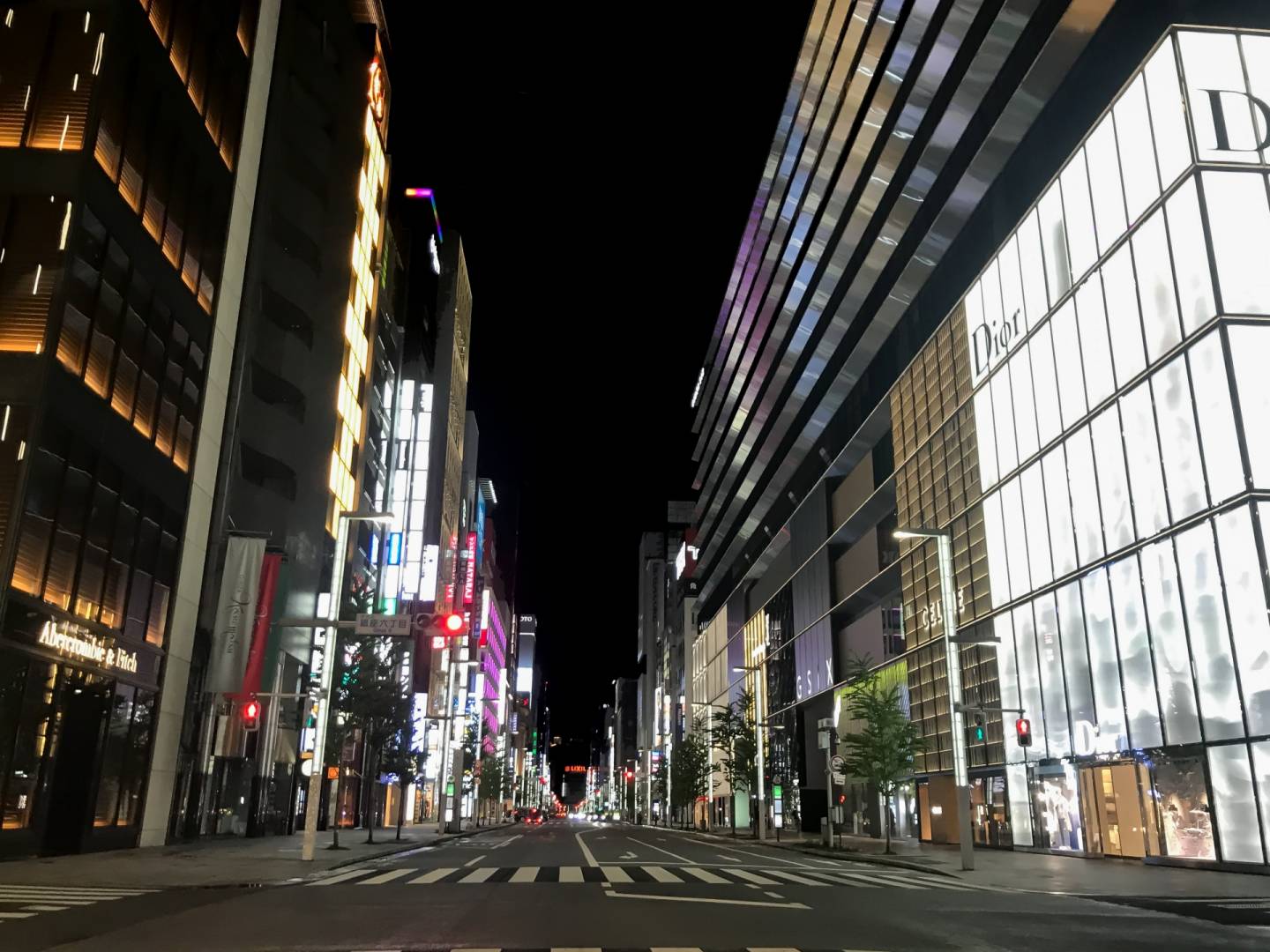 Leere Straßen in Tōkyō bei Nacht