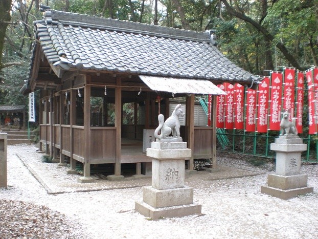 Fuchsstatuen vor einem Inari-Schrein