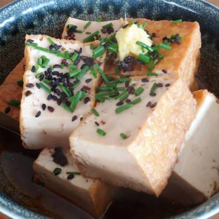 Atsuage no nimono: Frittierter Tofu in herzhaft-süßer Sauce