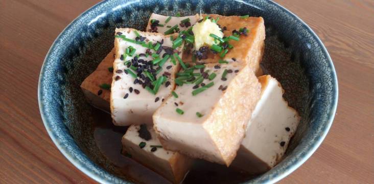 Atsuage no nimono: Frittierter Tofu in herzhaft-süßer Sauce