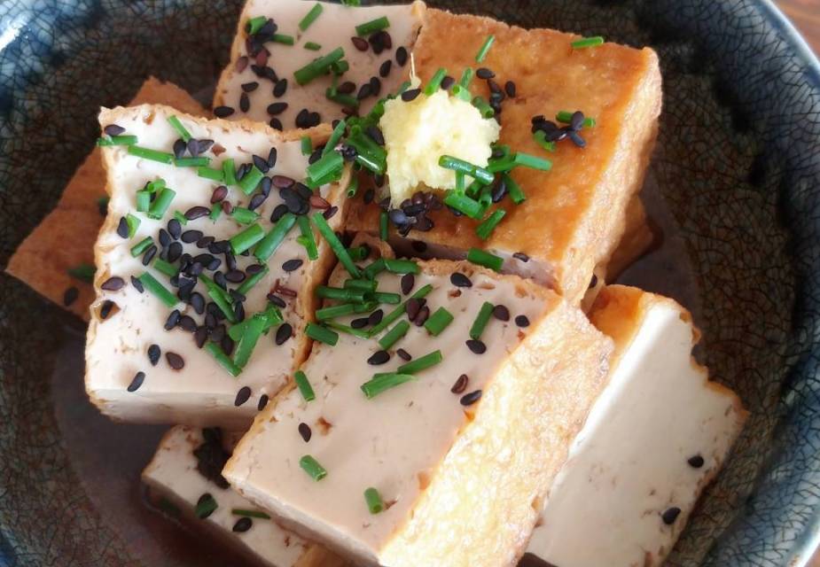 Atsuage no nimono: Frittierter Tofu in herzhaft-süßer Sauce