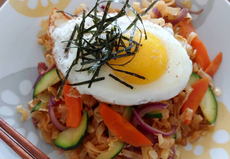 Yakisoba mit Spiegelei