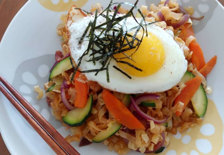 Yakisoba mit Spiegelei