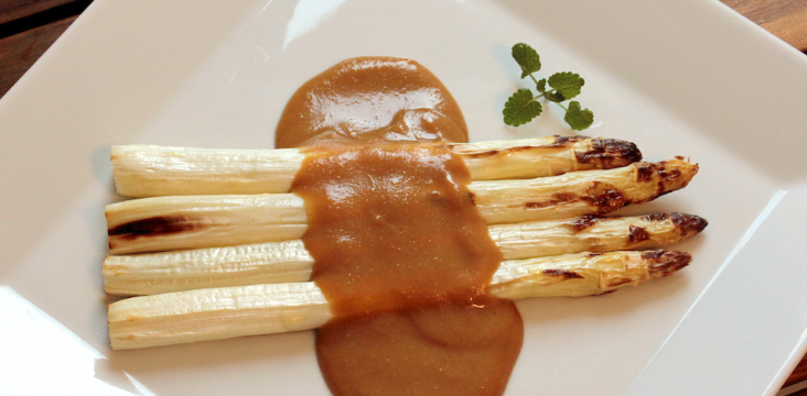 Gegrillter Spargel mit Sauce