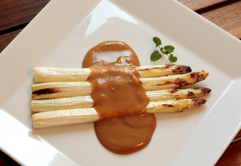 Gegrillter Spargel mit Sauce