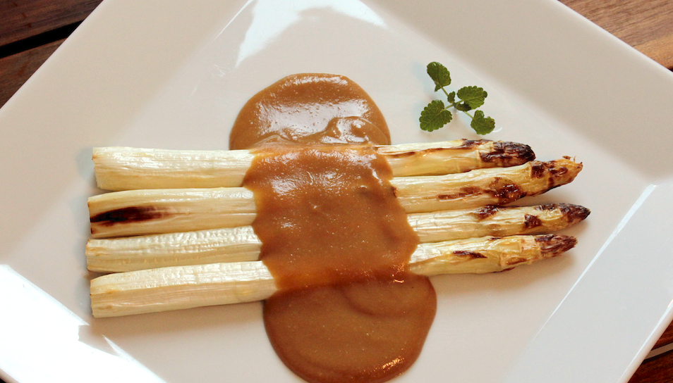 Gegrillter Spargel mit Senf-Miso-Sauce - JAPANDIGEST